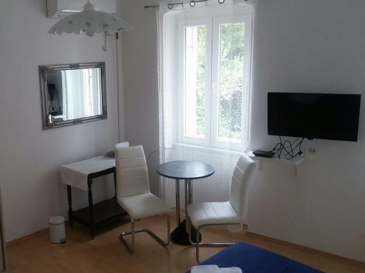 Family House Nerezine Apartment Екстериор снимка