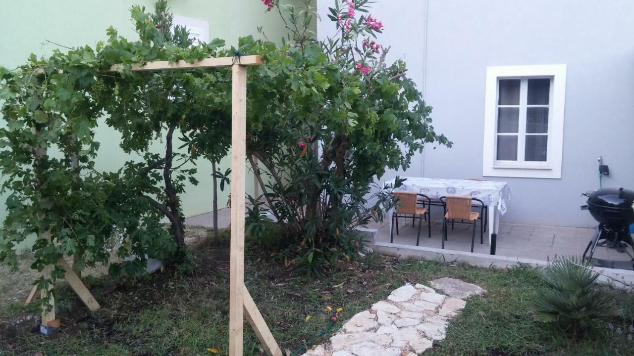 Family House Nerezine Apartment Екстериор снимка