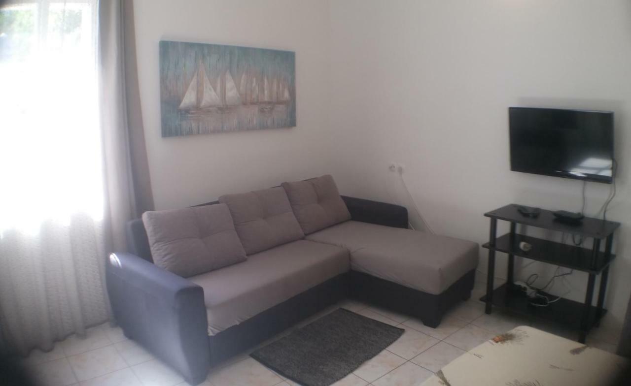 Family House Nerezine Apartment Екстериор снимка